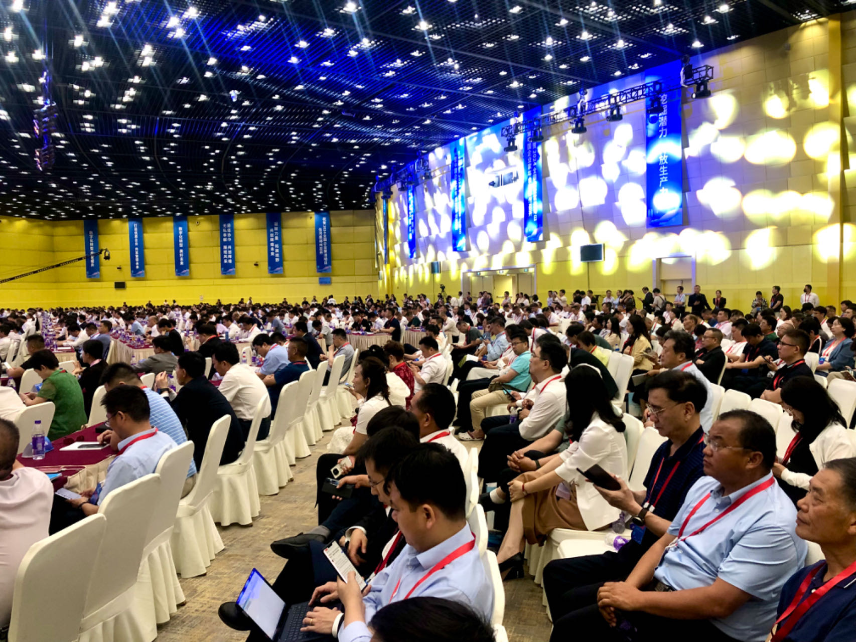 大會場側(cè)面.jpg