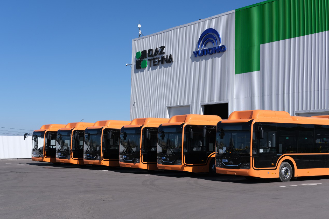 在哈薩克斯坦QazTehna工廠下線的宇通客車(chē).jpg